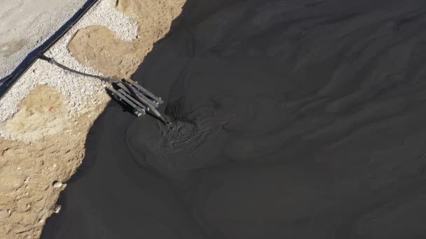 Vista Aérea Residuos Mineros Que Fluyen Hacia Estanque Decantación Una — Vídeos de Stock