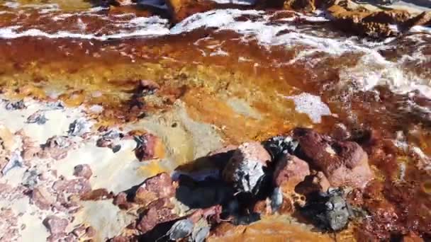 Kontaminiertes Grubenwasser Aus Einer Kupfermine Fließt — Stockvideo