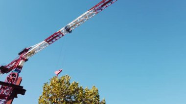 Mavi gökyüzüne karşı çalışan kule vinci