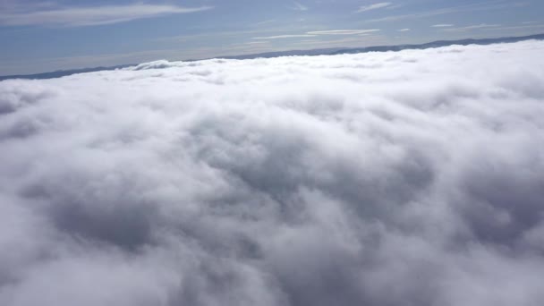 Repül Felhők Felett Drónnal — Stock videók