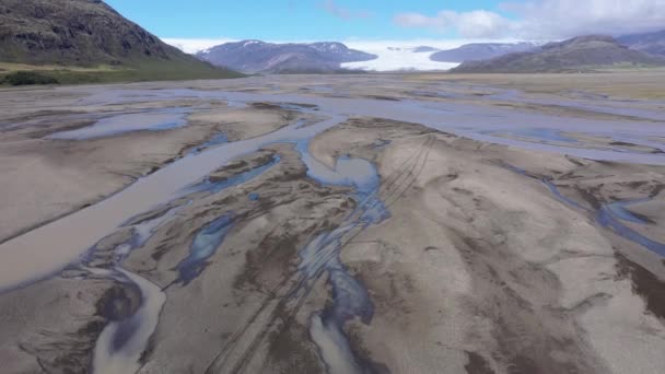 上からの氷河の河川の空中眺め アイスランドのフォレッツガー氷河 アイスランドの氷河のベッドとドローンによるモチーネ — ストック動画