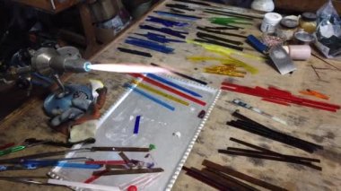  Yakıcı gaz lambası, atölyede alevler. Cam işi mücevherler, lamba işçiliği, cam işleme tekniği.
