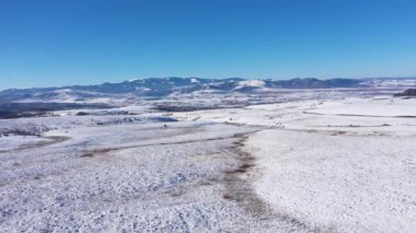 Kışın tepeleri ve dağları kaplayan karlı hava manzarası 