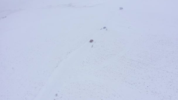 霧の多い冬の天候で冬の道を走るクルマの空中ビュー — ストック動画