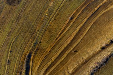 Teraslı yeşil tepelerin havadan görünüşü, insansız hava aracıyla kırsal alan.