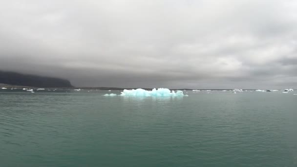 アイスランドのジョカルサロン氷河ラグーンでのボート旅行 浮遊氷山間のクルーズ — ストック動画
