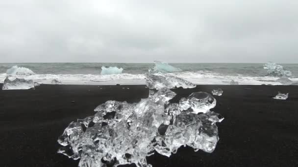 Onde Oceaniche Atlantiche Che Schiacciano Gli Iceberg Sulla Sabbia Vulcanica — Video Stock