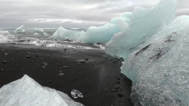 Атлантические Океанские Волны Сокрушают Айсберги Черном Вулканическом Песке Алмазный Пляж — стоковое видео