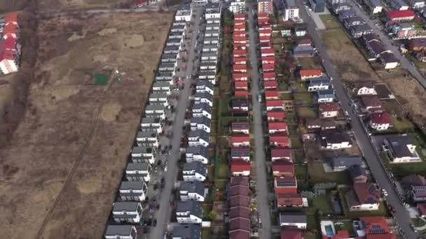 Luftaufnahme Von Europäischen Immobilien Nachbarschaft Wohngebiet Wohnsiedlung Städtische Umgebung Stadthäuser — Stockvideo