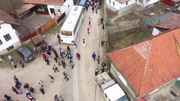 리메테아 루마니아 2024 겨울의 묘지의 카니발을 축하하고 채찍을 휘두르는 사람들의 — 비디오