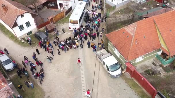 리메테아 루마니아 2024 겨울의 묘지의 카니발을 축하하고 채찍을 휘두르는 사람들의 — 비디오