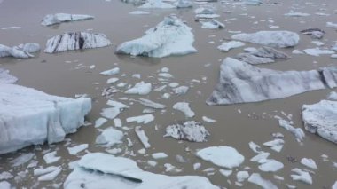 Atlantik Okyanusu meridional sirkülasyon akıntısı çöküntüsünün sonucu olarak eriyen buzulların ve yüzen buzdağlarının hava görüntüsü