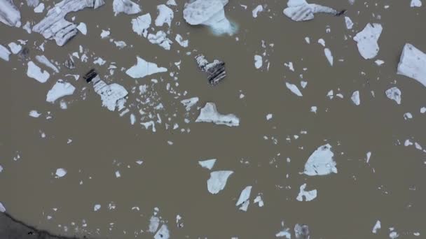 氷河を融解し 大西洋の循環を覆う湾岸流域の崩壊の結果として浮かぶ氷山を浮かべる航空観測 — ストック動画