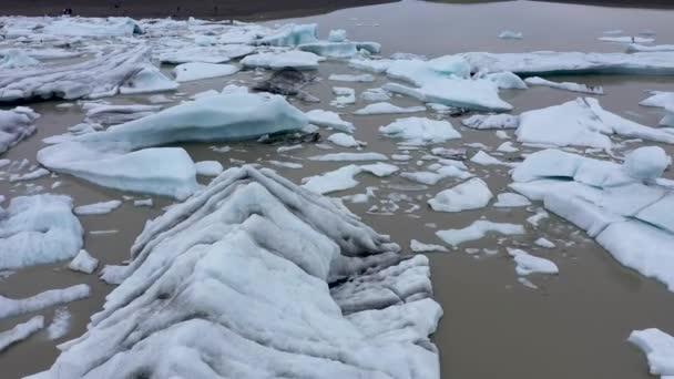 氷河を融解し 大西洋の循環を覆う湾岸流域の崩壊の結果として浮かぶ氷山を浮かべる航空観測 — ストック動画