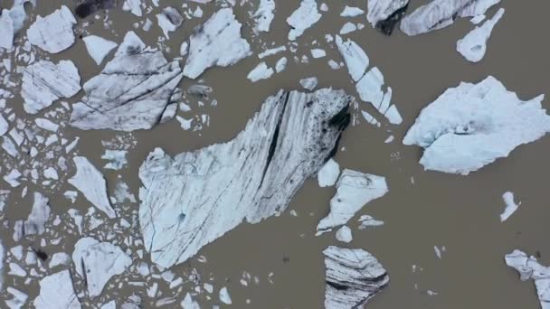 Vista Aérea Del Glaciar Que Derrite Los Icebergs Flotantes Como — Vídeos de Stock