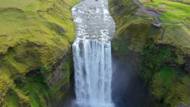 Destansı şelale, Skogafoss şelalesi, İzlanda 4k hava ağır çekim görüntüsü