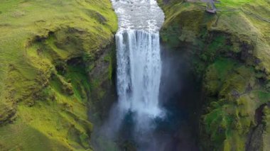  Görkemli şelalenin yavaş çekim görüntüsü. Skogafoss Şelalesi, İzlanda