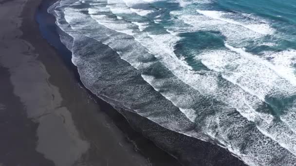 アイスランド 砂の海岸線を洗う大西洋の波の上の空中上下のゆっくりとした動き — ストック動画