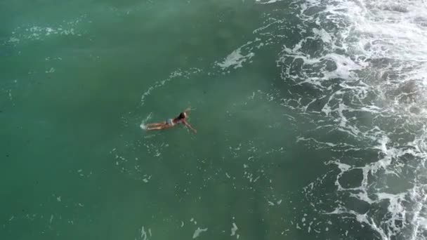 Aerial Slow Motion Widok Kobiety Pływającej Morzu Tropikalnej Wyspie — Wideo stockowe