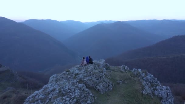 Turistická Skupina Přátel Odpočívajících Horském Útesu Zobrazení Zpomalení Vzduchu — Stock video