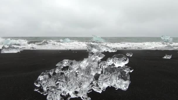 Zeitlupe Blick Auf Schmelzende Eiskristalle Eisberge Auf Schwarzem Vulkanischen Sand — Stockvideo