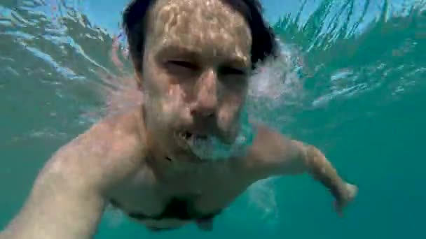 空気泡を呼吸する水泳男のゆっくりとした動き — ストック動画
