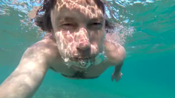 Wolny Ruch Pod Wodą Widok Pływaka Wydychającego Pęcherzyki Powietrza — Wideo stockowe