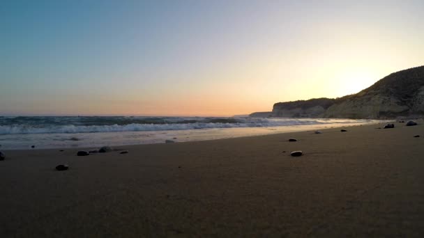 Denizin Üzerinde Günbatımının Yavaş Çekim Görüntüsü Sakin Deniz Dalgaları Kumlu — Stok video