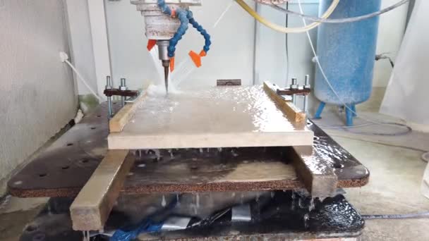 Boyutlu Robotik Yardım Değirmenciliği Taş Heykel — Stok video