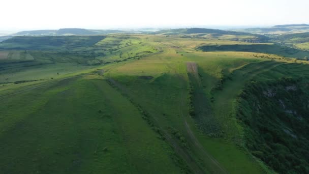 Baharda Yeşil Çayırın Yüksek Açı Havadan Görünümü Kırsal Tepeler — Stok video