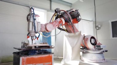Taş değirmenciliği için 3D Robotik hücrenin yavaş çekim görüntüsü devam ediyor