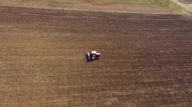 Tarım alanında ekin tohumu eken traktör. Toprak gevşetiyor havadaki ağır çekim