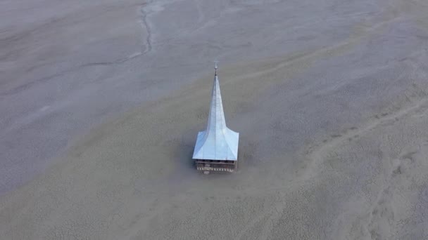 鉱業残留物の下に埋められた教会のゆっくりとした動きの空中撮影 泥から上がるタワー — ストック動画