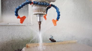 Makineleşen robot hücre yontma taşının yavaş çekim görüntüsü