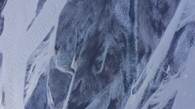  Yukarıdan, Fallsjokul buzulu, İzlanda 'dan, buzul nehir akıntılarının havadan görünüşü. İzlanda 'nın buzul nehir yatağı ve insansız hava aracıyla moraine