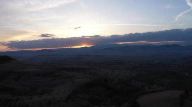 Dağların üzerinden gün batımı bulutların havadan görünüşü