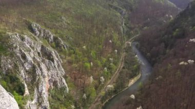 Derin bir vadi ve nehrin havadan görünüşü