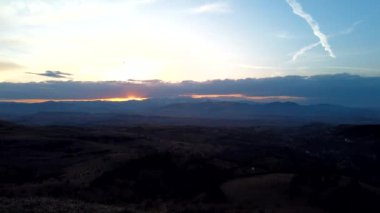  Dağların üzerinden gün batımı bulutların zaman geçişi