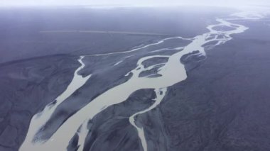  Yukarıdan buzul nehir dalları, İzlanda 'nın buzul nehir yatakları ve insansız hava aracı tarafından morina manzarası. İklim değişikliği ve küresel ısınma
