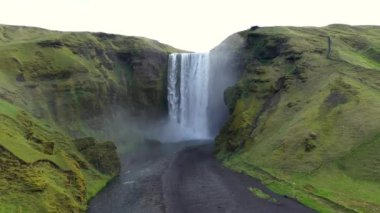 Destansı şelale, Skogafoss şelalesi, İzlanda 4k hava ağır çekim görüntüsü
