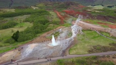 Patlama anında Strokkur geyiği üzerinde uçan İzlanda, havadan yavaş çekim görüntüsü