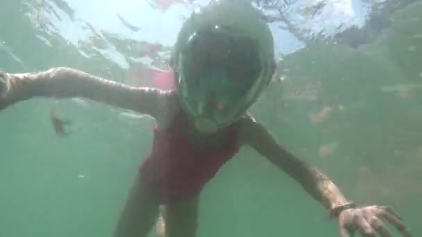 Mladý Statečný Dívka Dítě Šnorchlování Plavání Maskou Pod Vodou Pohled — Stock video