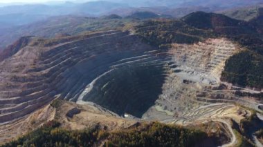 Rosia Montana 'nın hava aracı görüntüsü bakır ve altın madenleri, Romanya taş ocağı