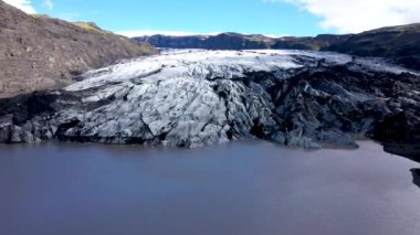    İzlanda 'da iklim değişikliği ve küresel ısınma nedeniyle eriyen Solheimajokull buzulları ve buzdağlarının hava aracı görüntüsü