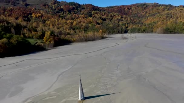 从空中俯瞰颓废湖中窒息的教堂 工业采矿景观 — 图库视频影像
