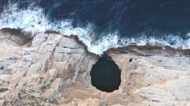 Giola lagününün yavaş çekim görüntüsü, doğal deniz havuzu Thassos Adası, Yunanistan