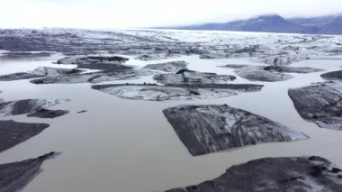  İklim değişikliği ve küresel ısınma nedeniyle İzlanda 'daki hızlı eriyen buzulların ve buzdağlarının insansız hava aracı görüntüsü. Fjallsarlon Buzulu
