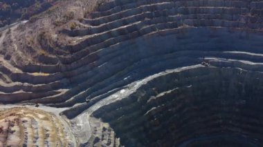 Açık bakır madeninin havadan görünüşü. Rosia Montana, Romanya İHA ile