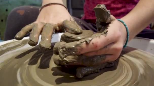 土鍋を作る陶器の車輪に取り組んでいる子供の手の近く — ストック動画