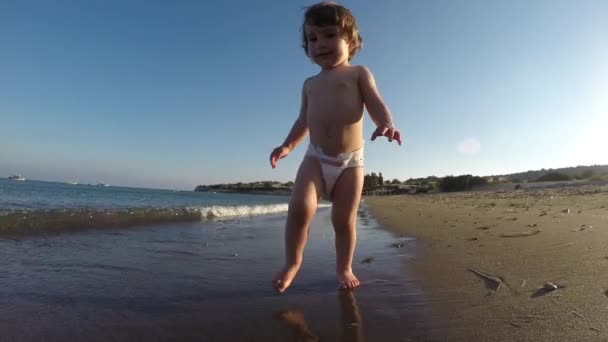 Αργή Κίνηση Του Μωρού Κοριτσάκι Πάνα Τρέχει Αμμώδη Παραλία Μέσα — Αρχείο Βίντεο